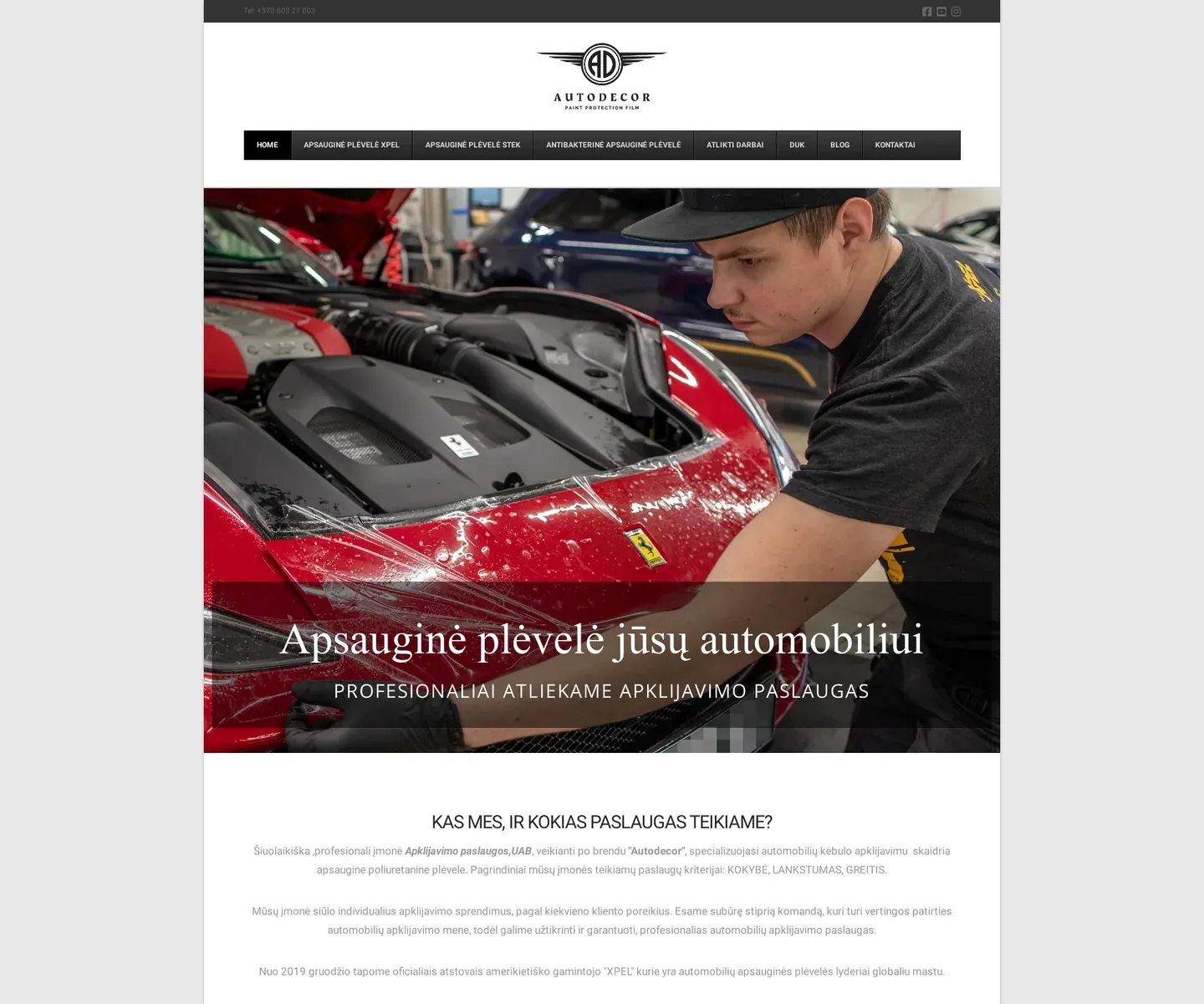 Sena Autodecor svetainė: siauras puslapis pilkame fone, juodas meniu ir nuotrauka su meistru