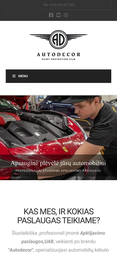 Sena Autodecor svetainė: siauras puslapis pilkame fone, juodas meniu ir nuotrauka su meistru (telefono ekranas)